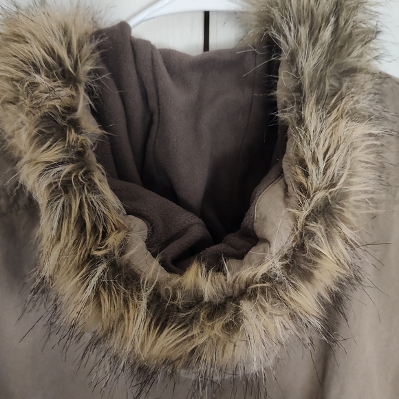 Old Navy Woman's Parka Style Jacket With Faux Fur Trim. Khaki Winter Coat. - Picture 7 of 10